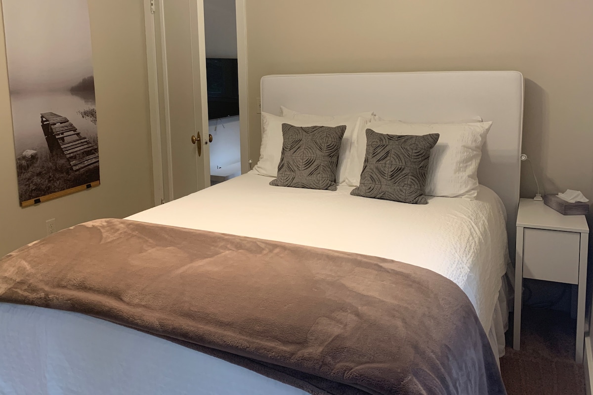 ห้องนอนหลักพร้อมที่นอนหรูหรา 