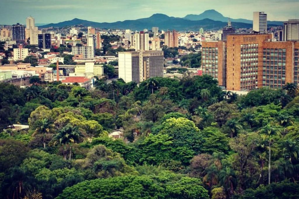 Vista do Parque Municipal com a Serra da Piedade ao fundo
