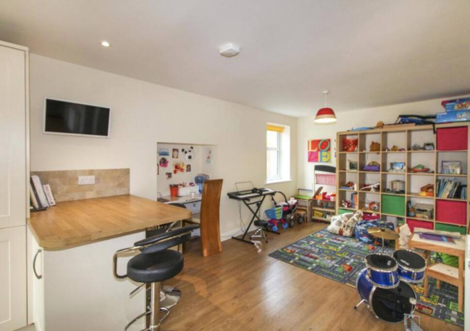 Breakfast Bar / Playroom