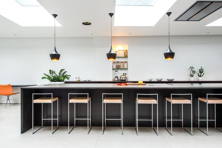 Impressive Modern London House with Huge Spaces gallery image 4