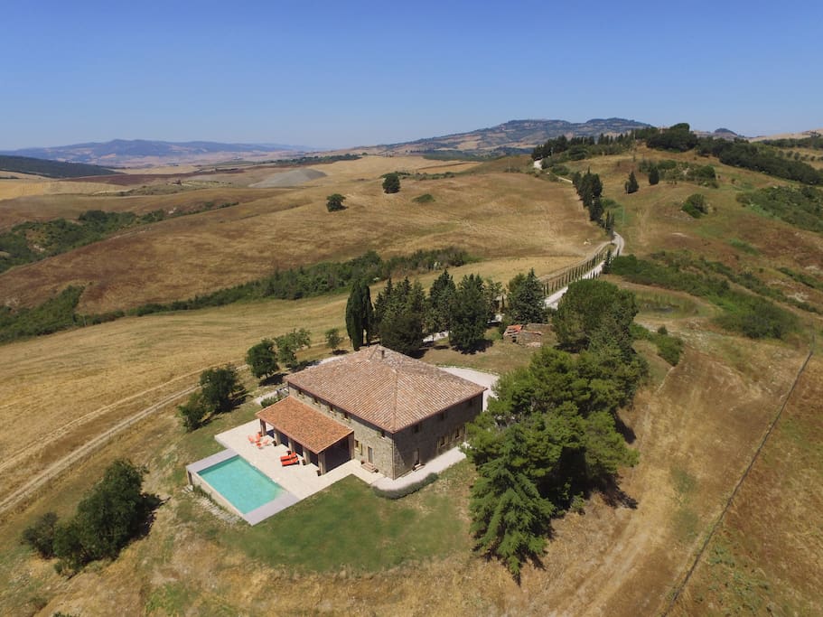 Set in Tuscan countryside with 360 degree views