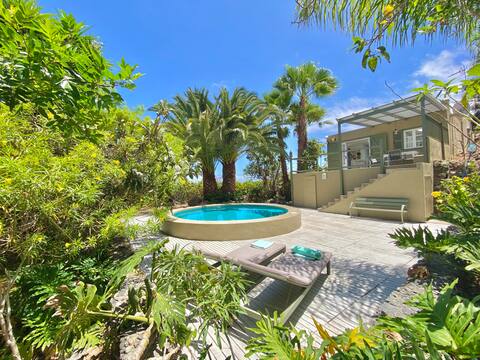 Exclusive private villa between the sea and the mountains.