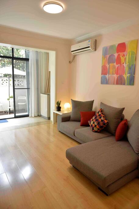 Very well sunlit living room阳光充沛的起居室