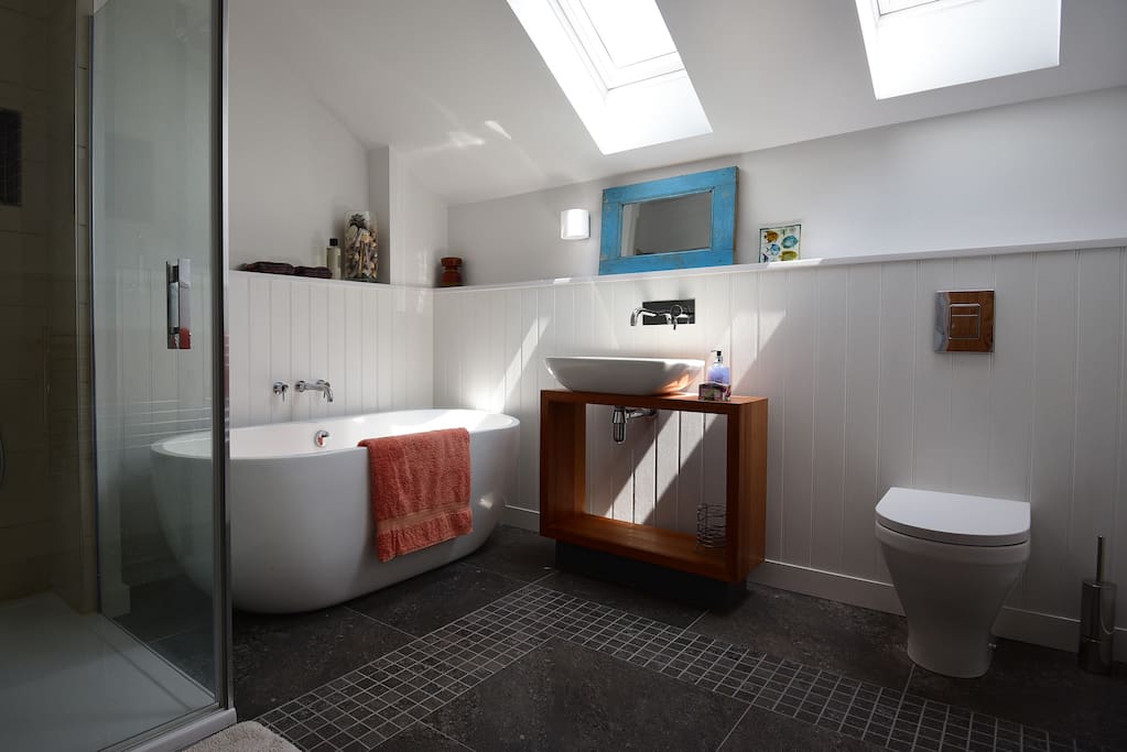 En-suite bathroom with shower