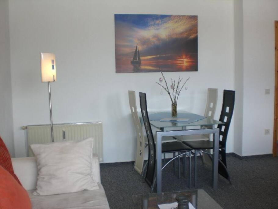Gemütliche Essecke im Wohnzimmer.