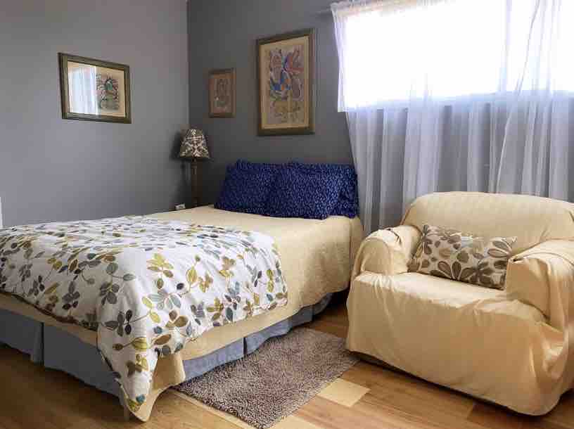 De slaapkamer op het zuiden heeft een stapelbed, een tweepersoonsbed en een groot bed voor een totaal van 4 bedden. Al onze slaapkamers hebben een eigen badkamer met een bad/douche.