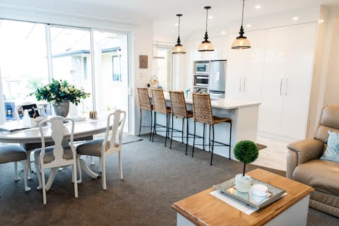 Top performing Airbnb: Luxurious SeaView Retreat in Auckland