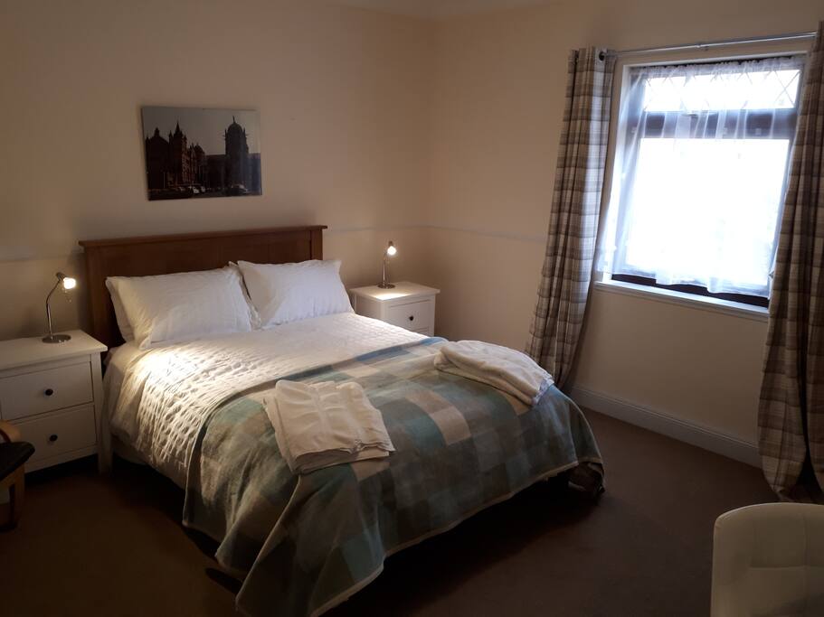 Spacious bedroom with good bedside lighting