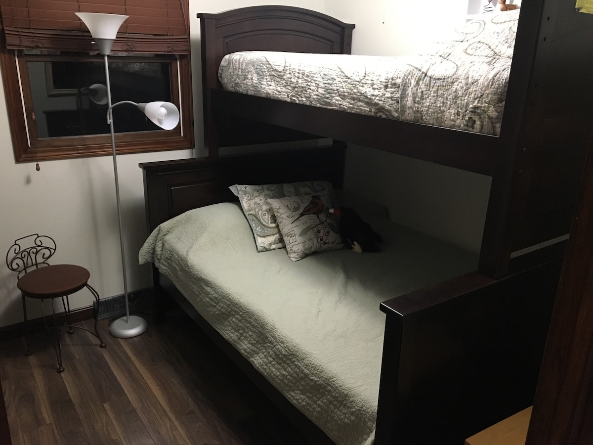 Dhomë gjumi 3 Dyshe mbi Full