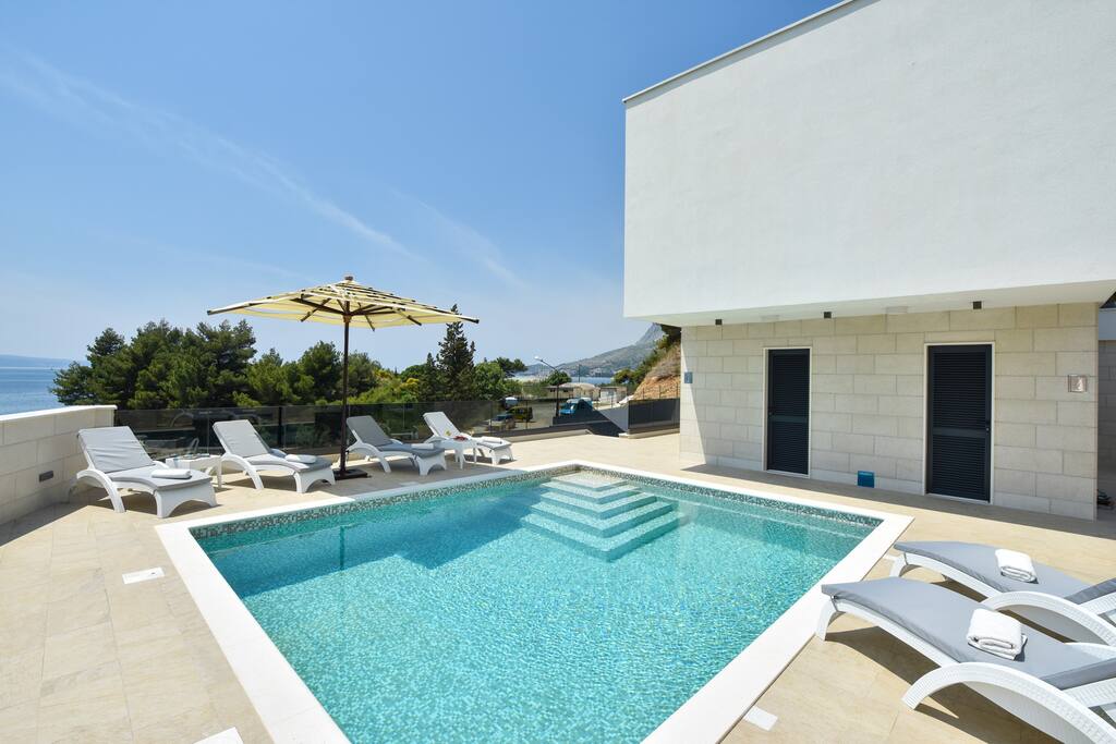 30 square meter heated pool, 6 deck chairs - ground floor level