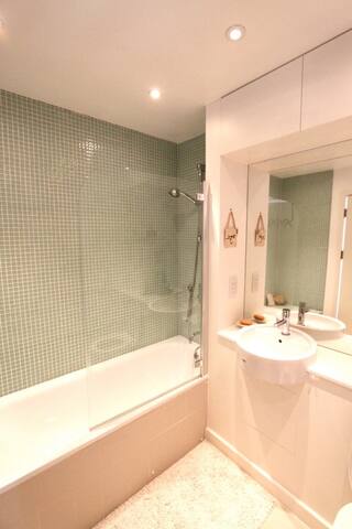 Penthouse w/ views of the London Eye – 2BR 2BR gallery image 4