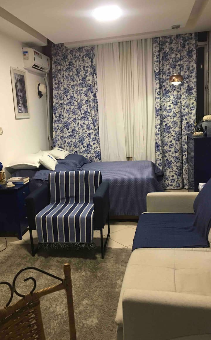 Charmig studio i blå och vit marinblå inredning perfekt för par i
Bästa "Point" i Copacabana. Sidovy över stranden vid 70 Ms. Stort badrum och oberoende litet kök.