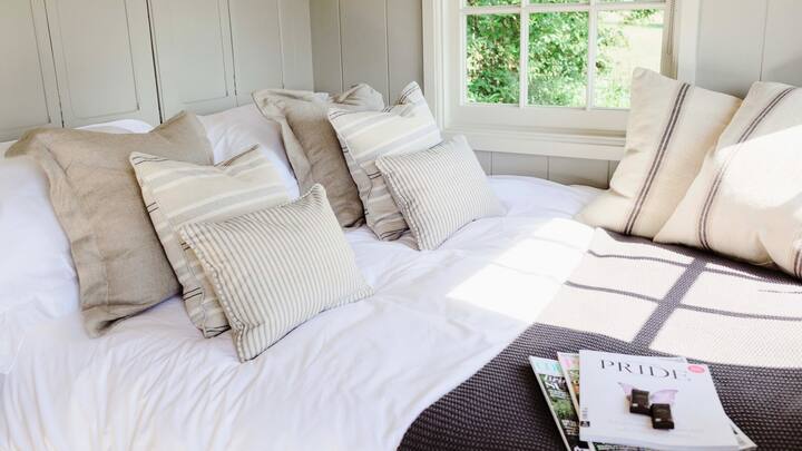 Ჩვენ ჩავდეთ ინვესტიცია Simba ‑ ს ლეიბში და სეზონის მიხედვით შევცვალეთ საბნის სისქე. Თუჯის რადიატორი და ჟურნალის სანთურა საცხოვრებელში სითბოსა და სიმყუდროვეს ინარჩუნებს ცივ თვეებში. Ზაფხულში ქოხს აქვს ვენტილატორი, რომელიც გაგაგრილებთ.