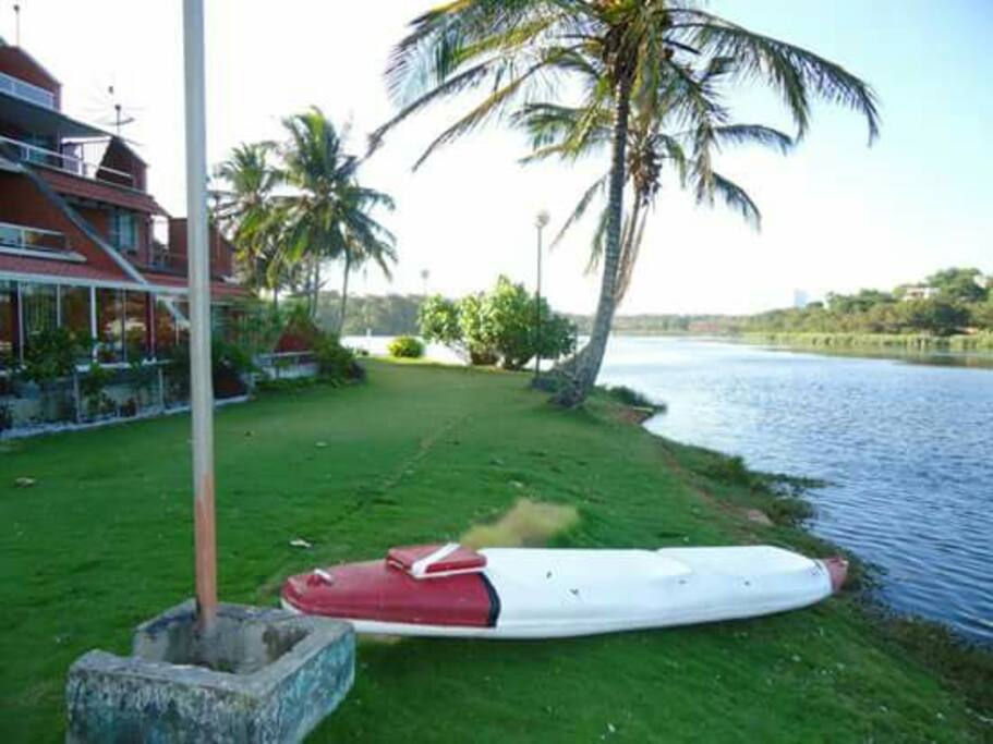 Parte do condomínio cercado pela Lagoa ...