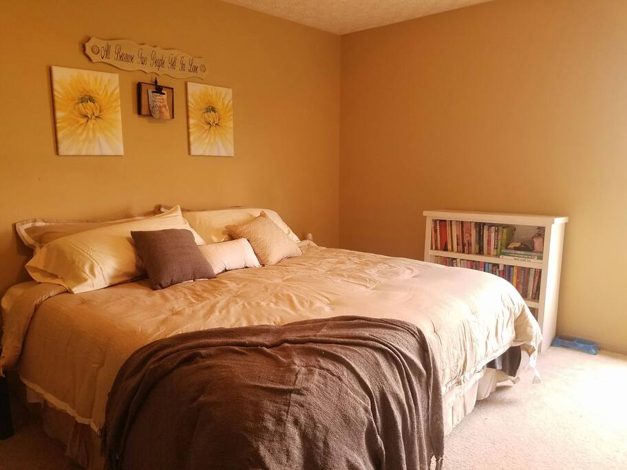 Master Bedroom:
-king size ( Tempurpedic mattress)
-lots of blankets/throws available
-4 king size pillows
-door locks from inside
-ceiling fan
-40 inch TV with Xbox 360 for streaming
-attached bathroom (shower/toilet)