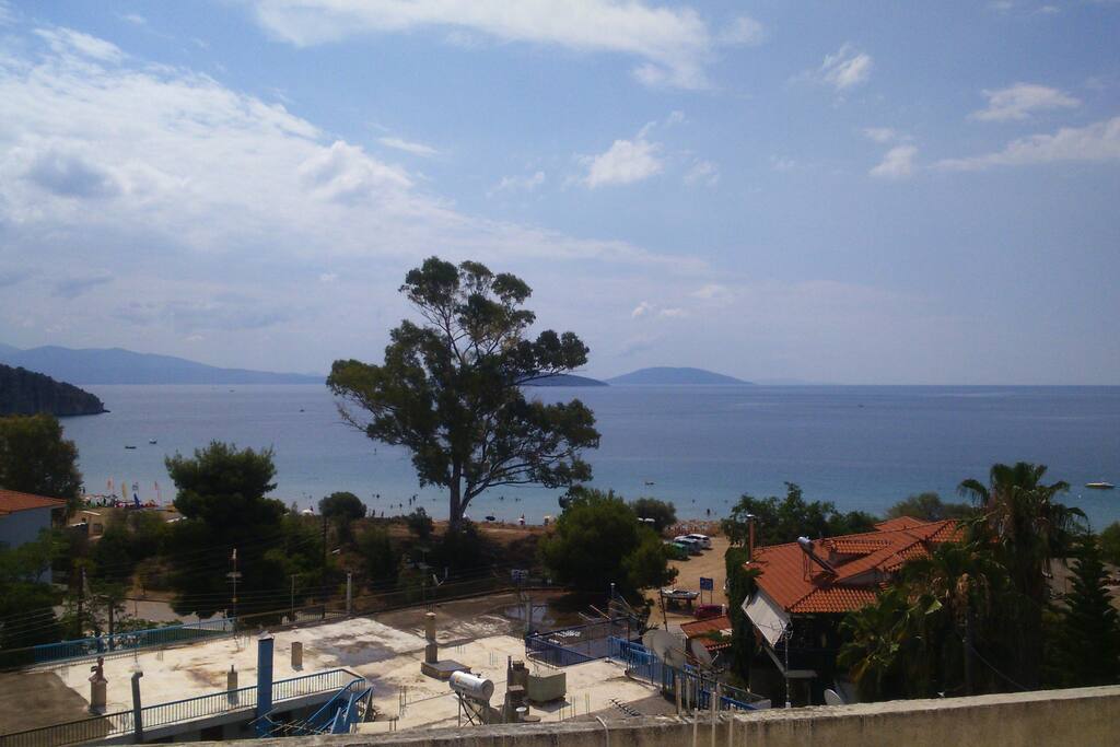 Απολαύστε τον καφέ σας στην ταράτσα με την πανοραμική θέα στη θάλασσα. Have your coffee at the roof with the great panoramic sea view.
