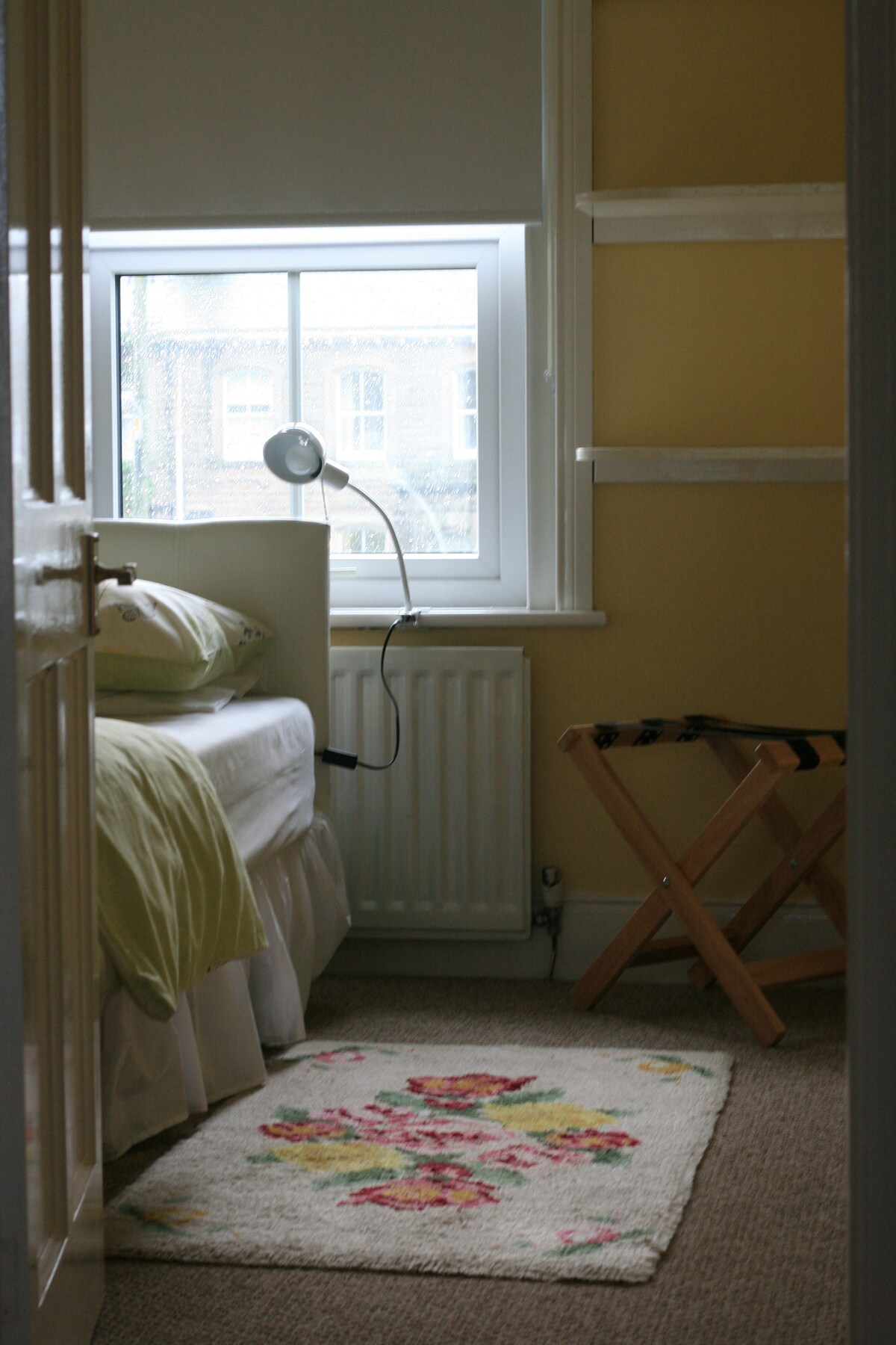 Единечната спална соба, со една мала гардероба.