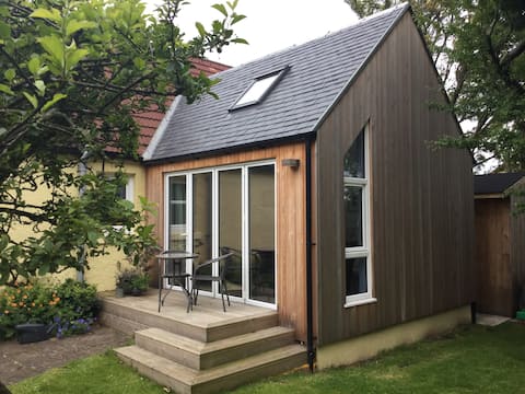 1-bed flat: rural setting: 15 miles from Edinburgh