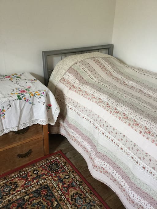 Single bedroom with extra single mattress beneath