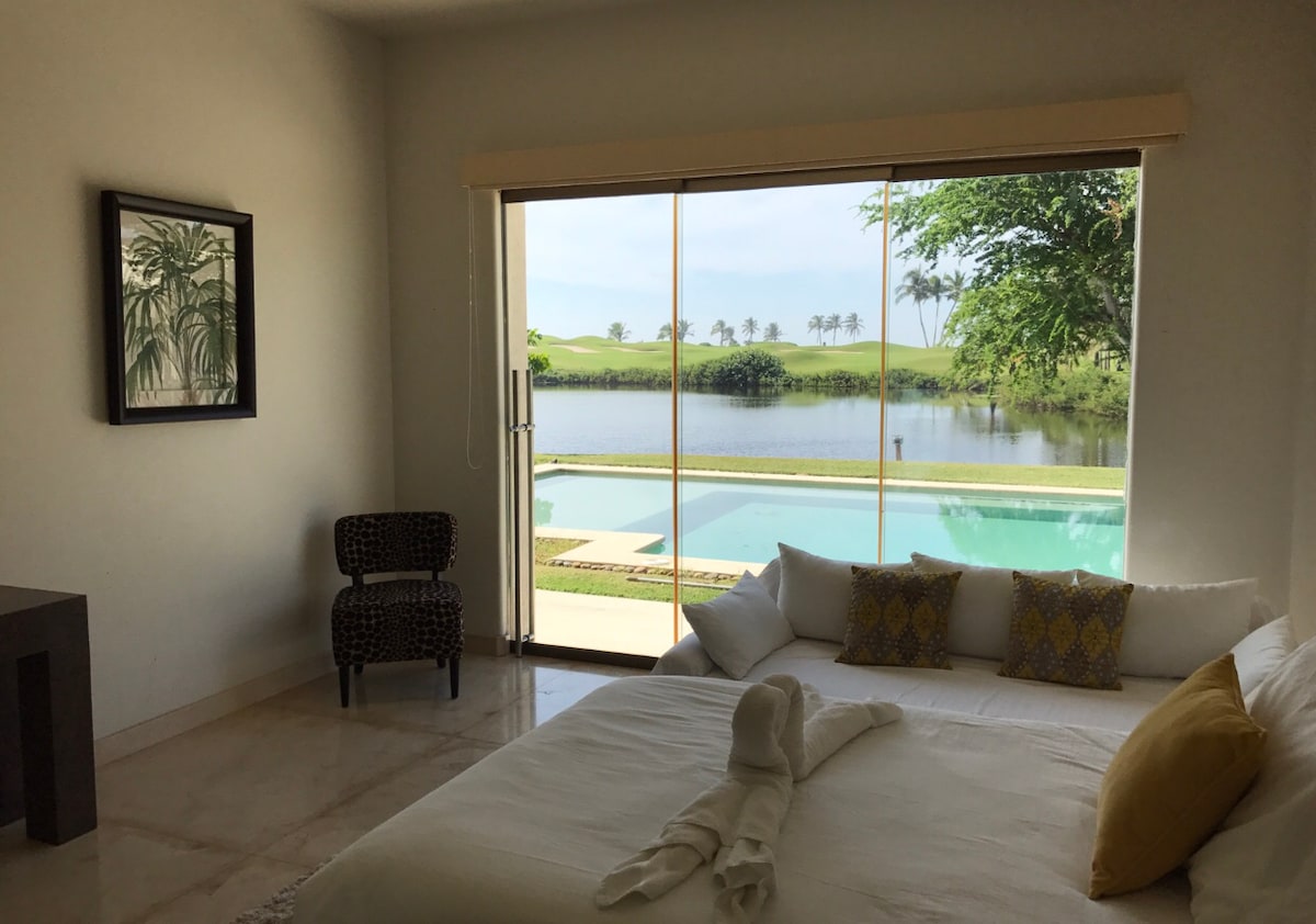 1号卧室可欣赏泳池、湖泊和高尔夫球场的美景。