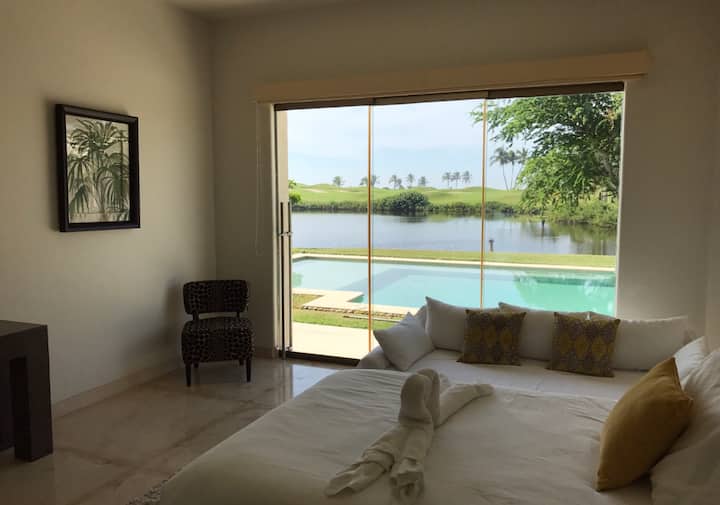 Mtazamo wa Chumba cha kulala 1, kuelekea Dimbwi, ziwa na uwanja wa gofu.