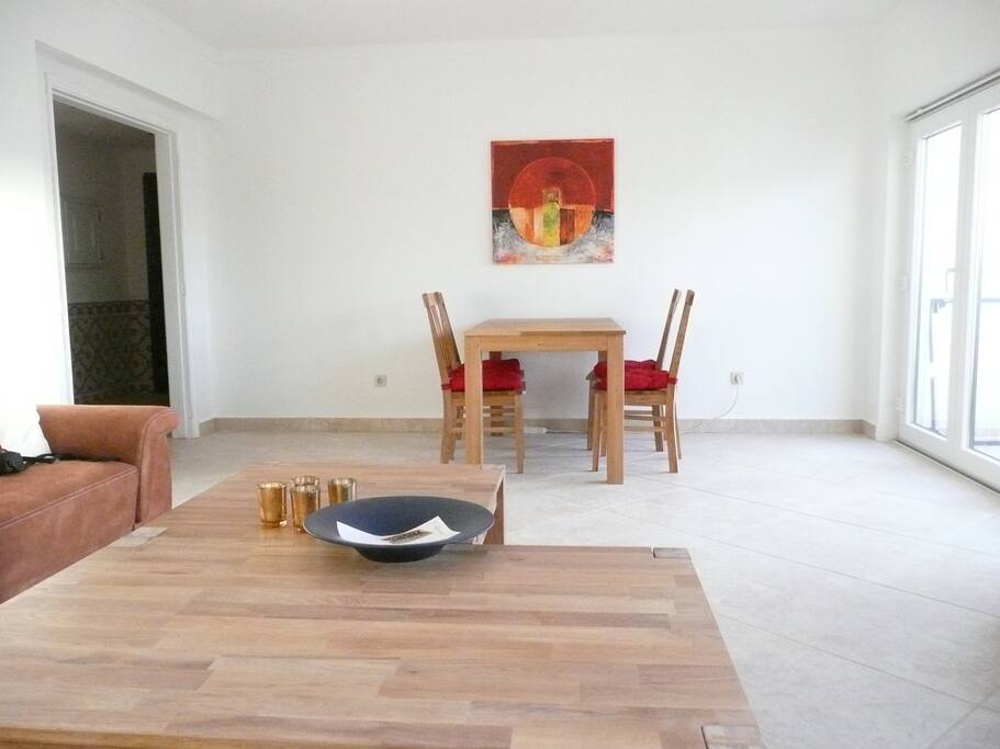 Großes Wohn- und Esszimmer mit Zugang zum Balkon