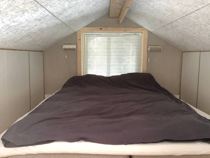 Легла с два матрака от студена пяна с 5 см горен матрак на пода. 