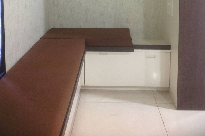 Място за сядане в спалнята, за да отпиете кафе, да прочетете книга