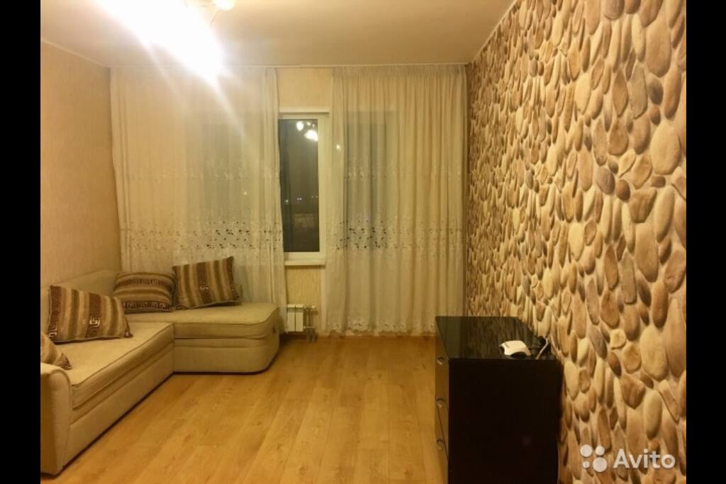 Комната с выходом на витражную лоджию.