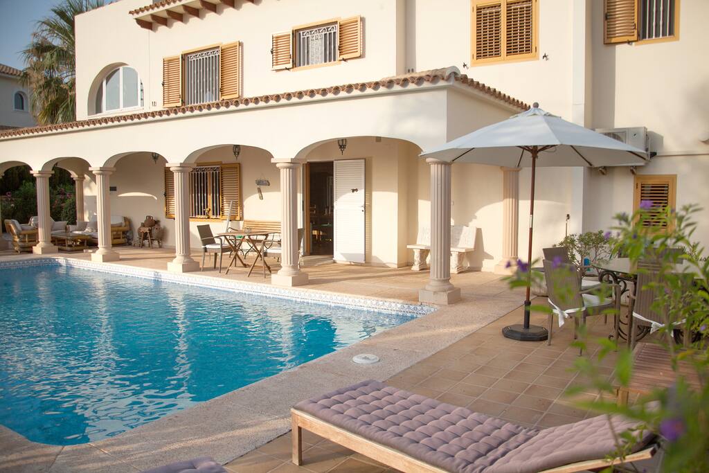 Piscina y terraza