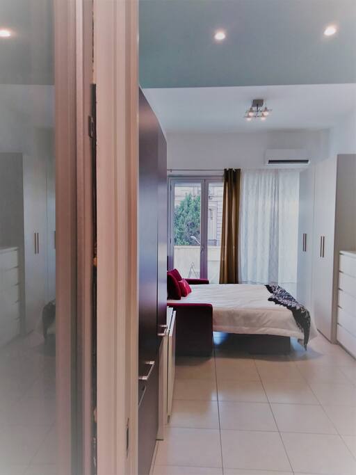 Air conditioning, WiFi and cable internet, TV, Blu-ray/DVD, Netflix are provided