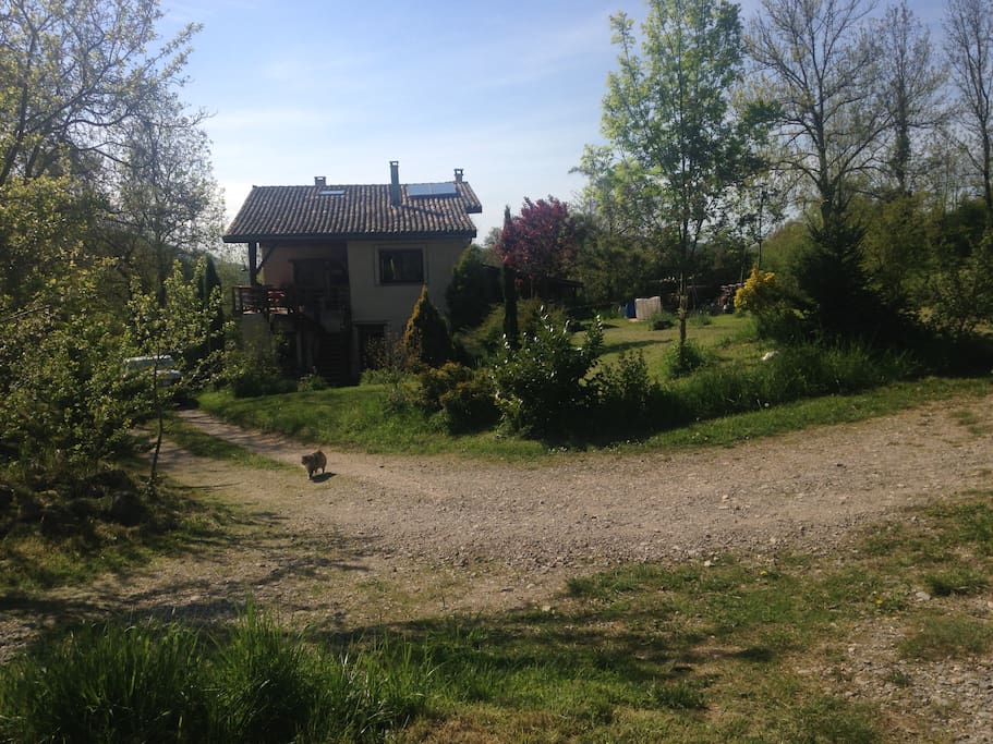 La maison vue du jardin.