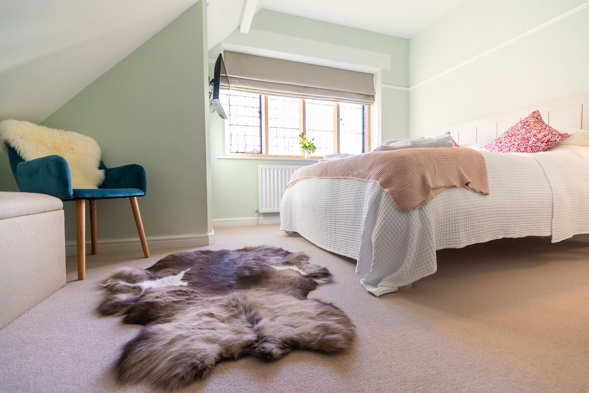 Spavaća soba 1 - bračni krevet (širine 180 - 200 cm) 