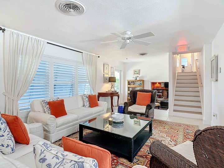 Mermaids' Beachhouse | Walk2beach • Pool • Kingbed - Cocoa Beach, FL