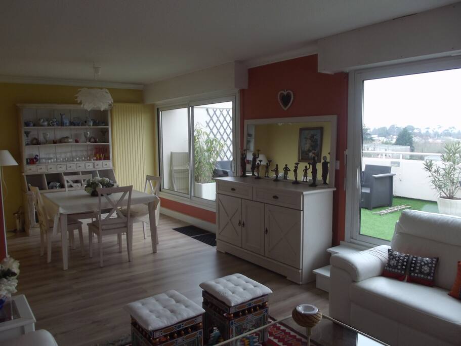 Pièce principale très lumineuse, salon/séjour 30m² donnant avec 2 gdes baies vitrées sur terrasse 45m²