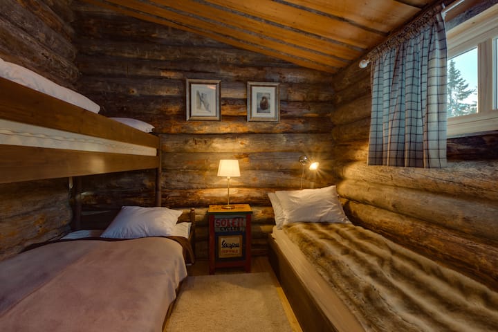 All'interno la camera degli ospiti è composta da un letto singolo e un letto a castello