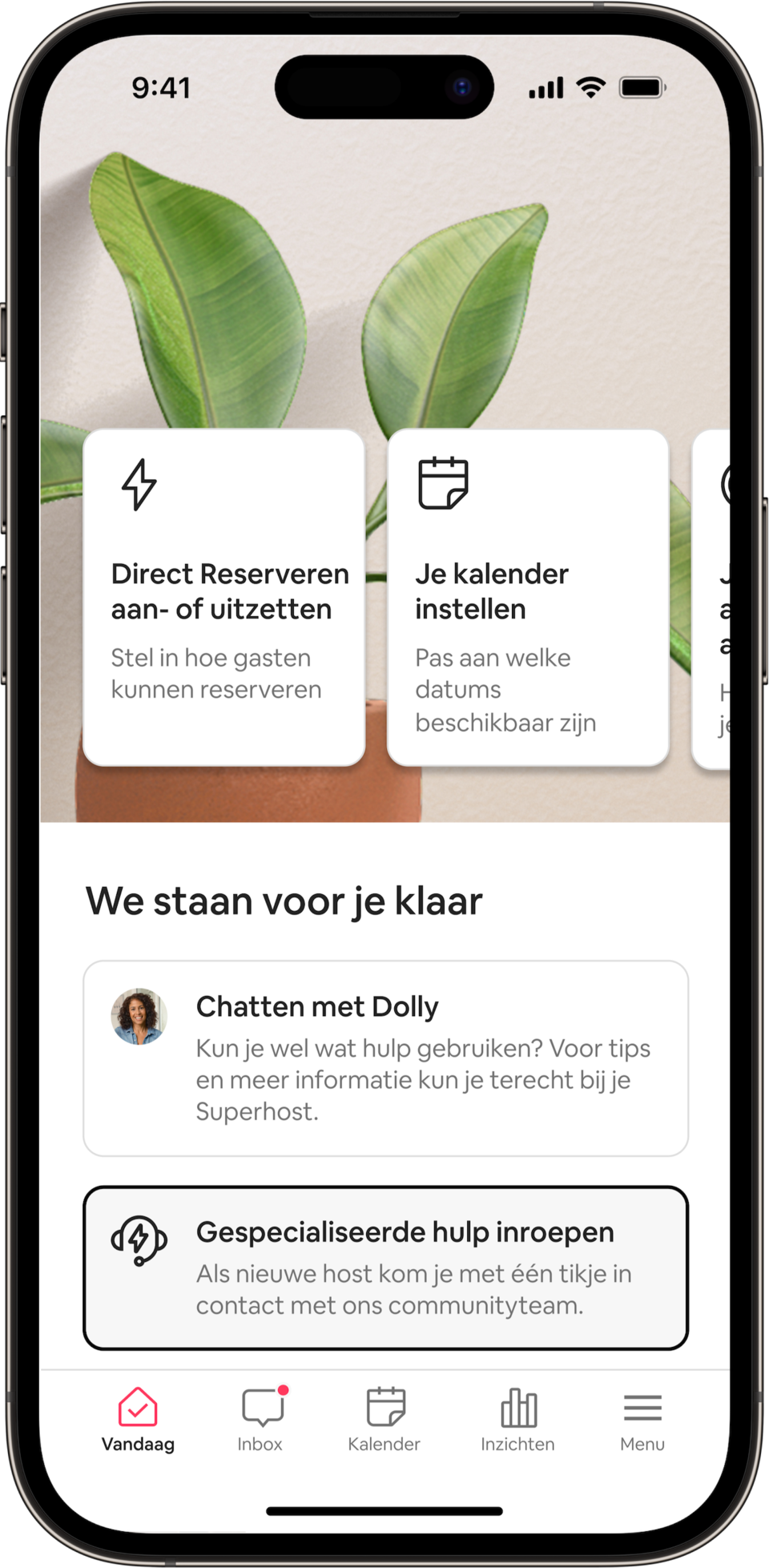 Een telefoon geeft het tabblad Vandaag weer voor Airbnb-hosts, met verschillende instellingen voor het beheren van hun advertentie, zoals de kalender. In de onderste helft van het scherm zijn er mogelijkheden voor nieuwe hosts om met hun Superhost te chatten of toegang te krijgen tot gespecialiseerde support door simpelweg op de knop op hun scherm te tikken.