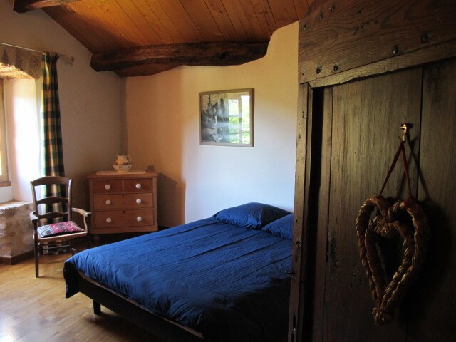 Spálňa s posteľou v 160