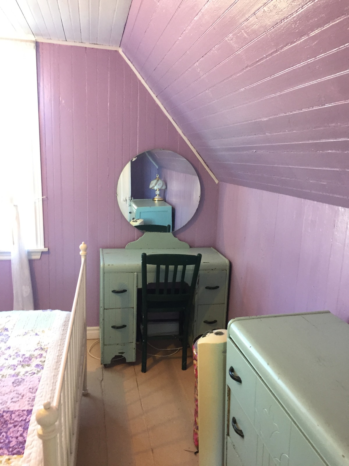 Chumba cha kulala ghorofani na kitanda cha malkia