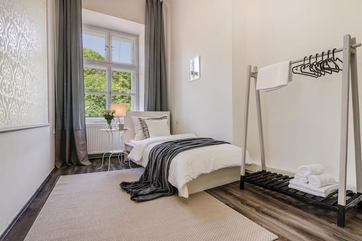 אנחנו מספקים גם מצעים ומגבות (מגבת אחת קטנה ומגבת אחת גדולה לכל אדם).