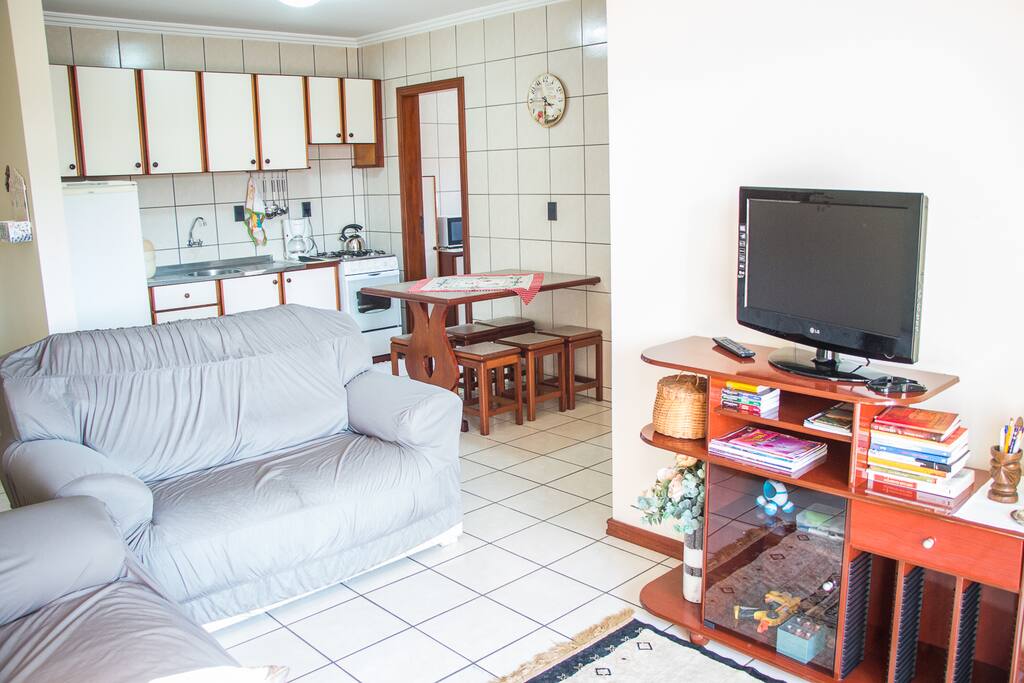 A sala e a cozinha estão integradas em um ambiente só.