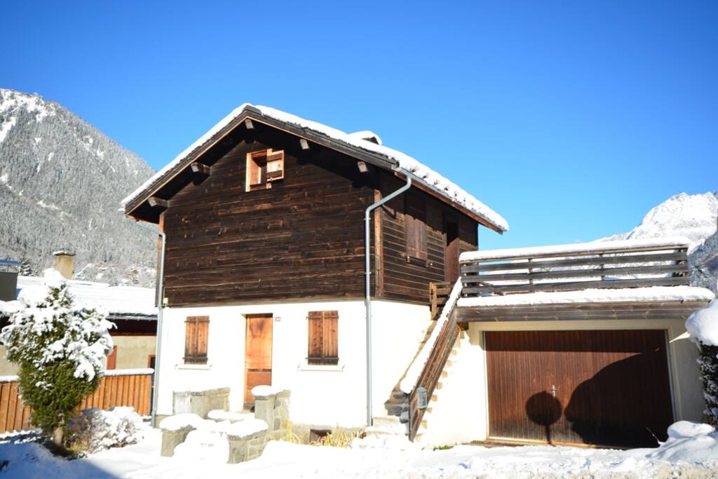 Vue extérieur avec garage