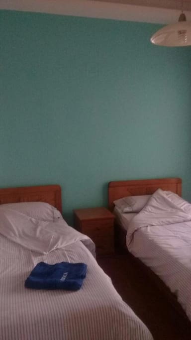 Chambre gaie a deux lits .