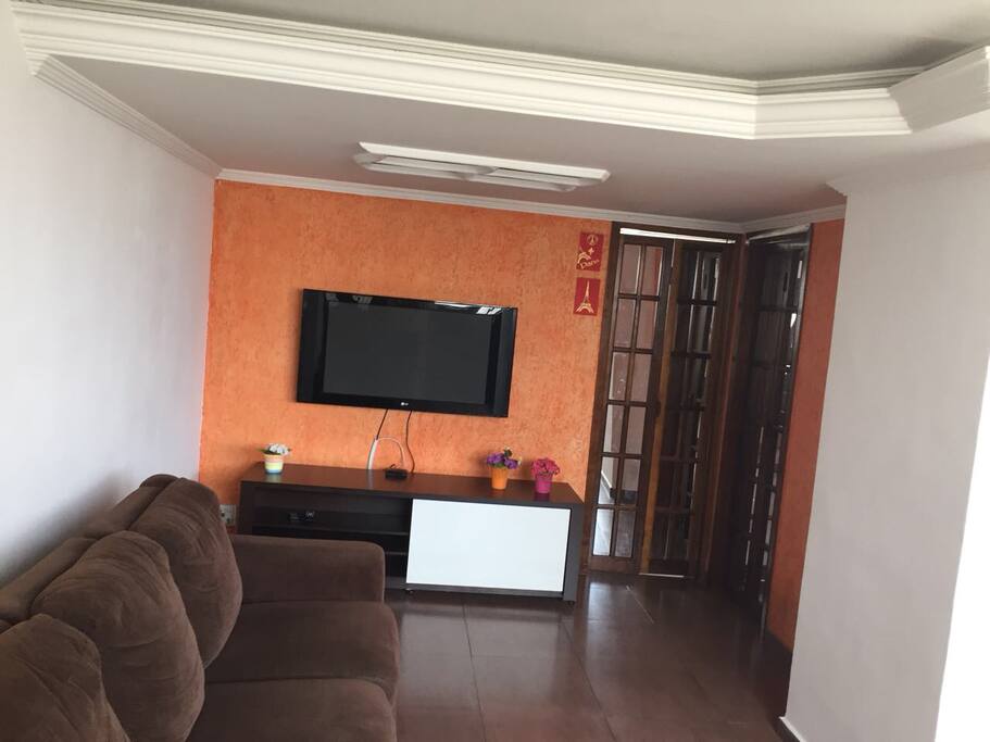 Sala de estar ampla com gesso, Tv 29, Ar condicionado, Sofá 3 lugares