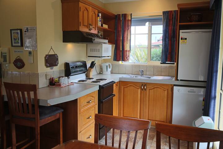 Swan Cottage- 2 bedroom gallery image 3