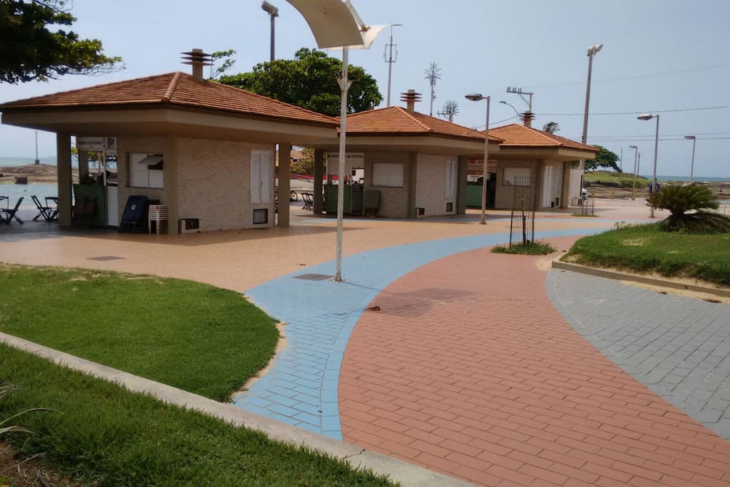 quiosques no calçadão da praia
