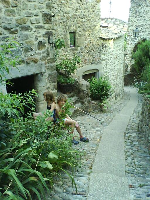 La ruelle d'accès jusqu'au numéro 4 après le porte Embroye