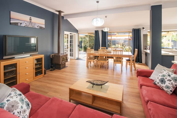 Old Dunsborough Family/pet friendly with spa