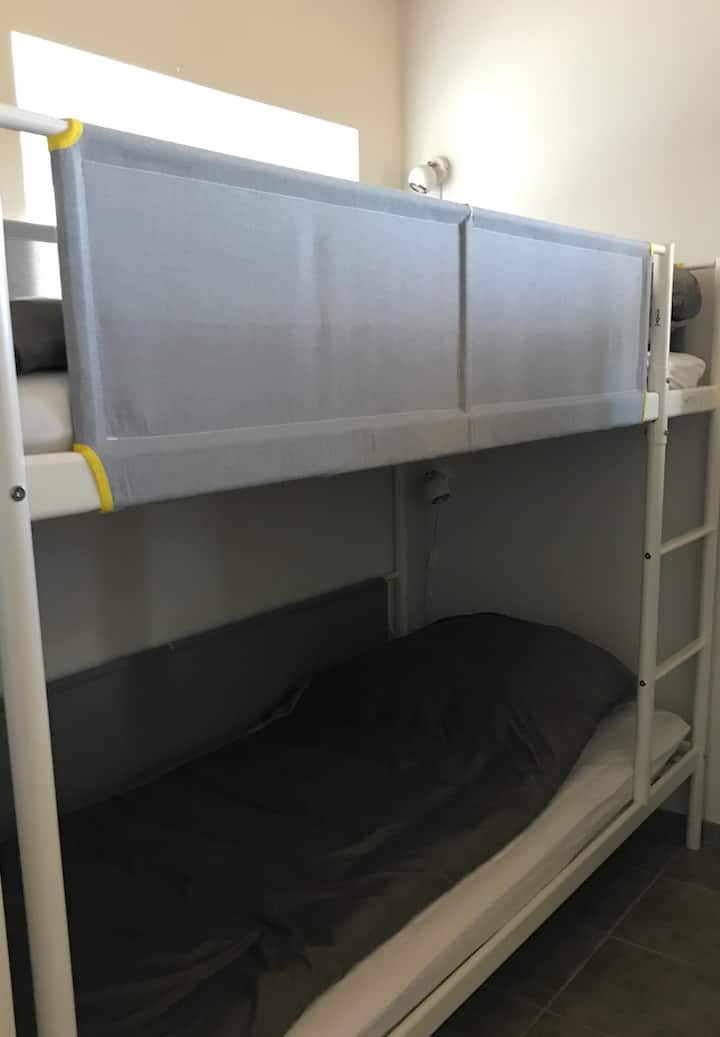 Chumba kilicho na vitanda 2 vya ghorofa kinalala jumla ya 4