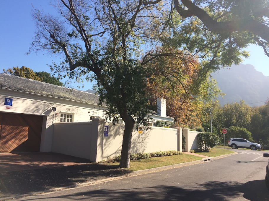 Double garage with entrance through to house